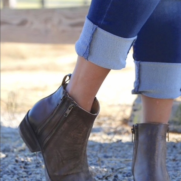 Circle G Burnish Brown Double Zipper Bootie - Picture 2 of 3